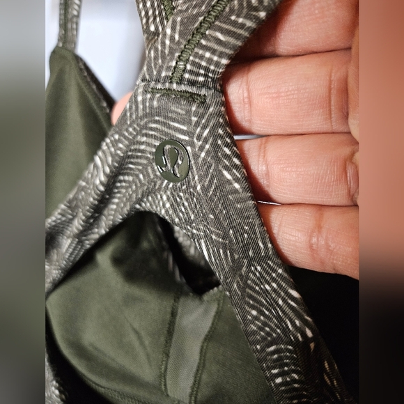 G85. Lululemon Wrap It Up Tank in Jazzy White Gator Green/Gator Green - Size 10 - Picture 3 of 8